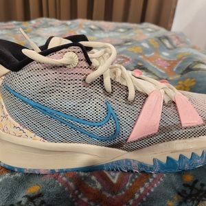 Nike Kyrie's men's size 9